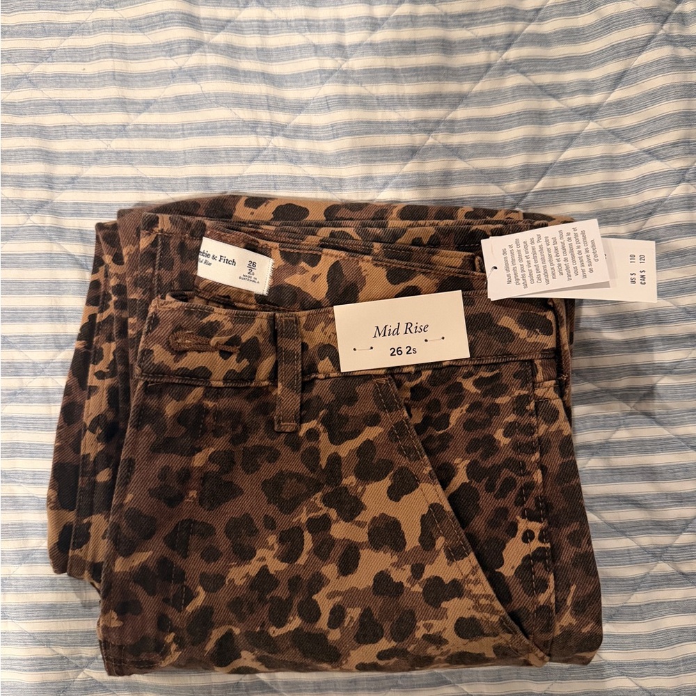 NWT Abercrombie Mid Rise slouchy Jeans Leopard Print - Picture 5 of 5